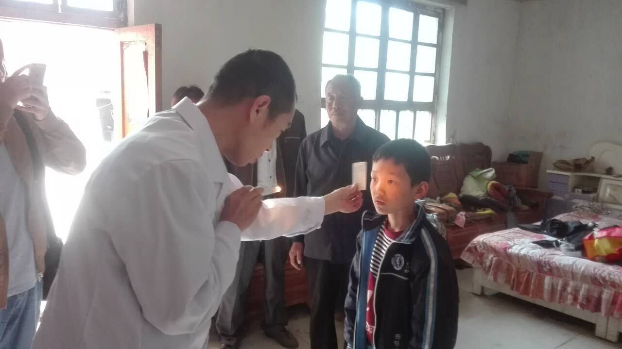 如果我能看清，就能有效牽住你的手
