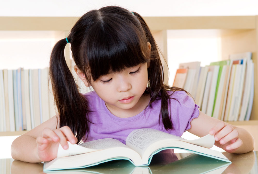 孩子看書離得近，這是近視嗎？