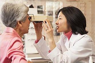 母女仨同患青光眼，家族篩查很有必要