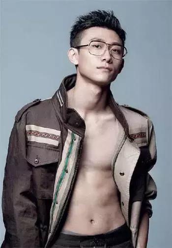 鹿晗李易峰楊洋張藝興，愛豆“眼鏡殺”誰更好看？