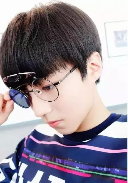 鹿晗李易峰楊洋張藝興，愛豆“眼鏡殺”誰更好看？